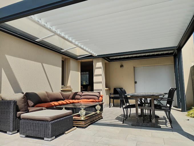 pergola bioclimatique attachée à une maison en normandieavec un salon de jardin installé au-dessous