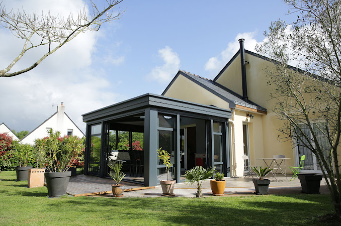 extension de maison en normandie, finiton en aluminium gris avec un toit plat