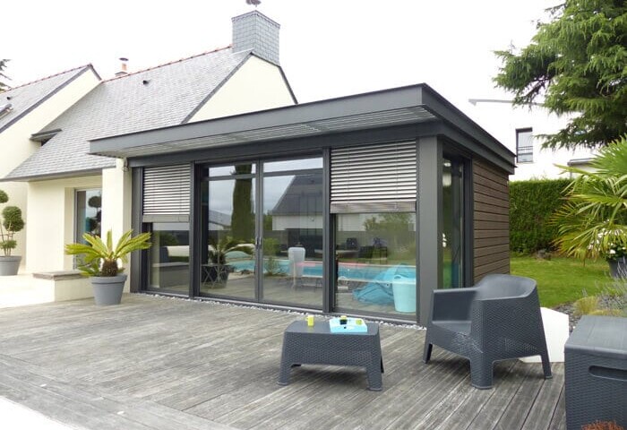 stores installés sur une extension de maison en normandie