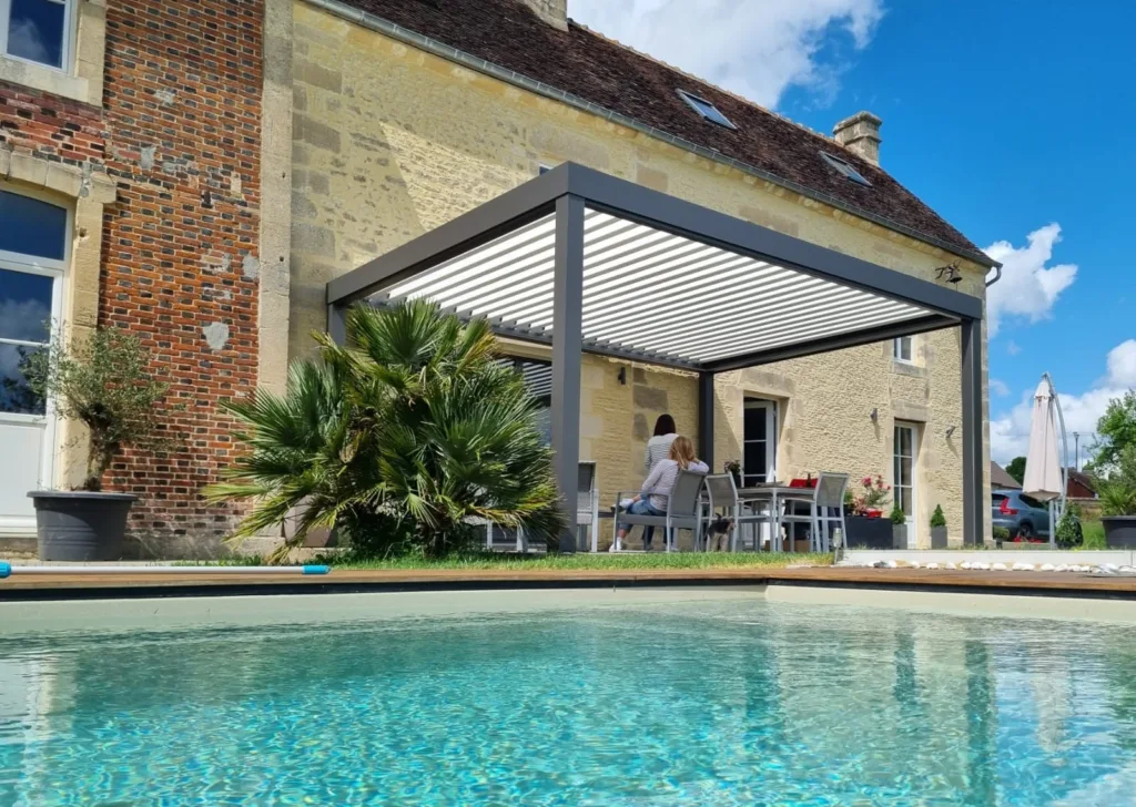 pergola bioclimatique posée sur une maison normande 